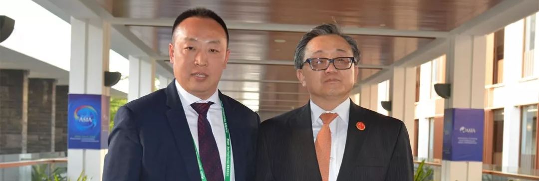 熟女骚逼HD联合国副秘书长刘振民和赵章栓会长在博鳌亚洲论坛亲切交"